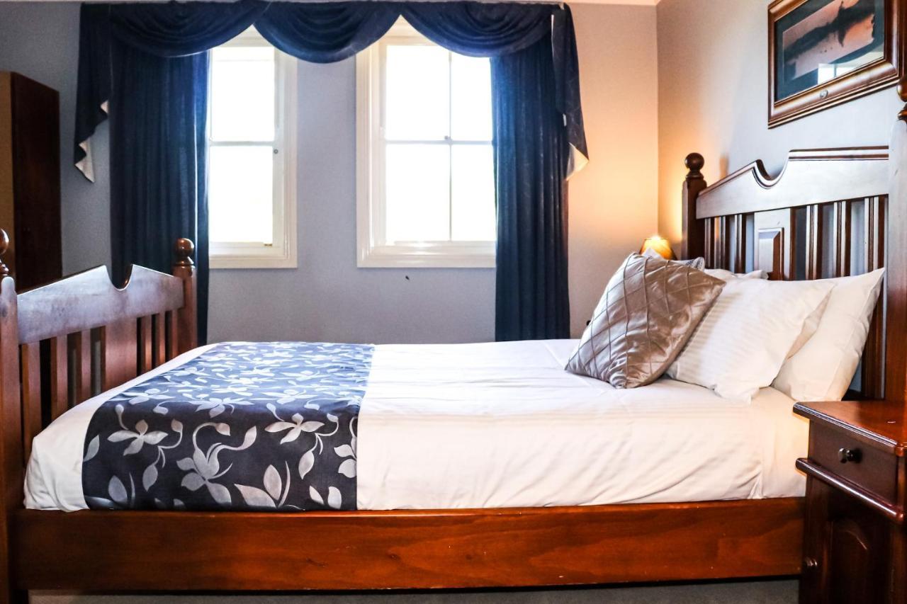 Plumes Boutique Bed & Breakfast Tamworth Exterior photo